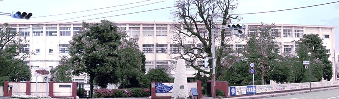 県立隼人工業高等学校の校舎の全景