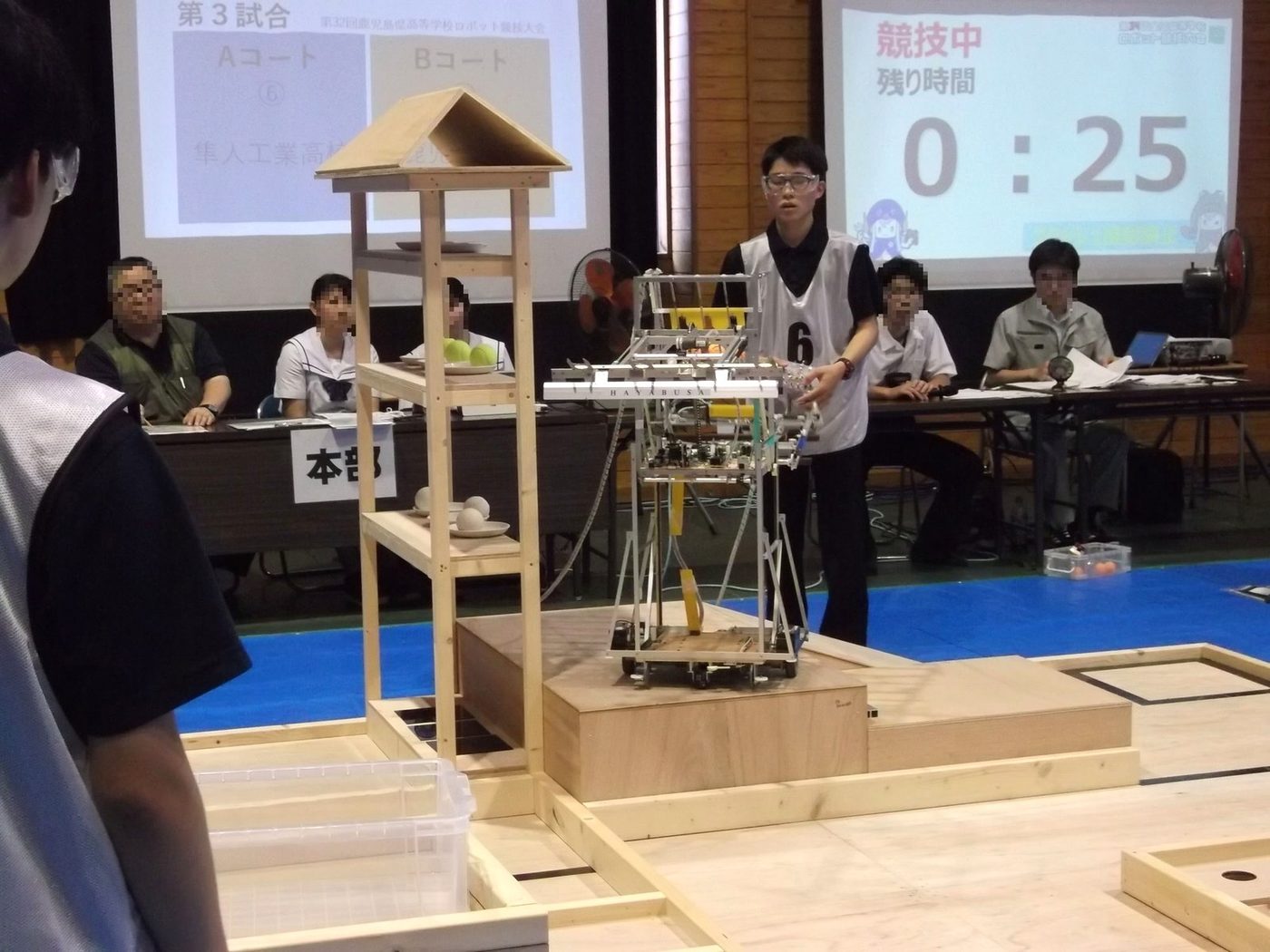 第32回鹿児島県高等学校ロボット競技大会で競技中の、ものづくり部のロボット「HAYABUSA」