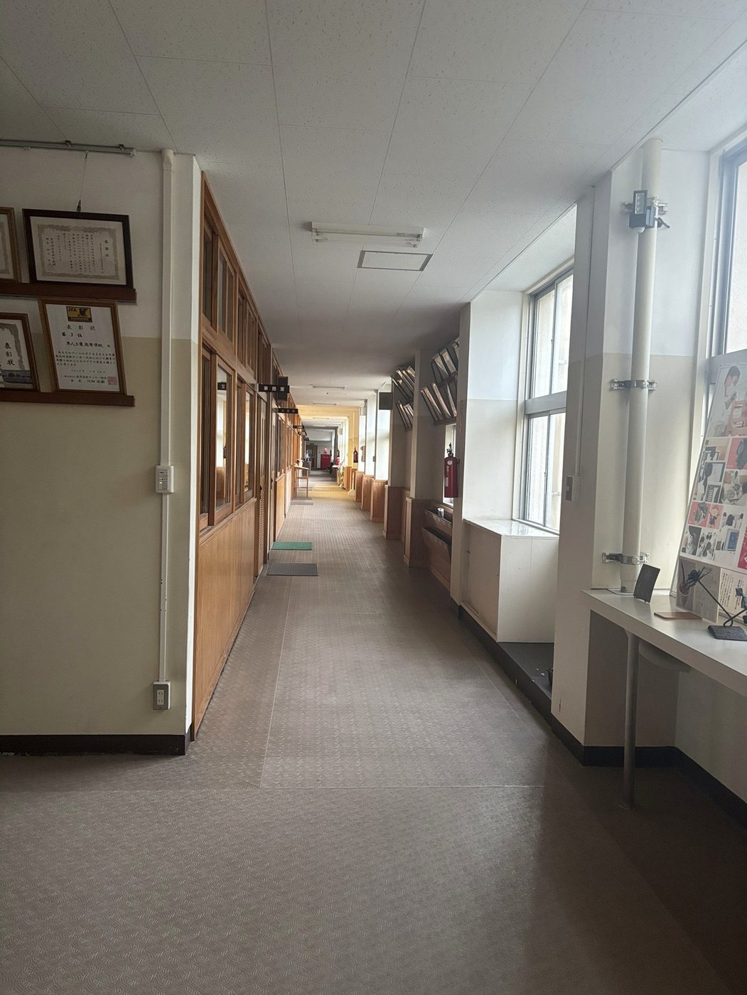 事務室の前の廊下