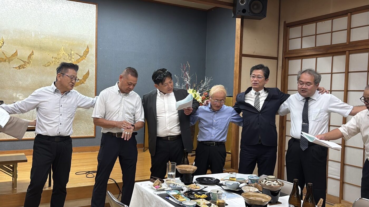 最後に肩を組む卒業生たち